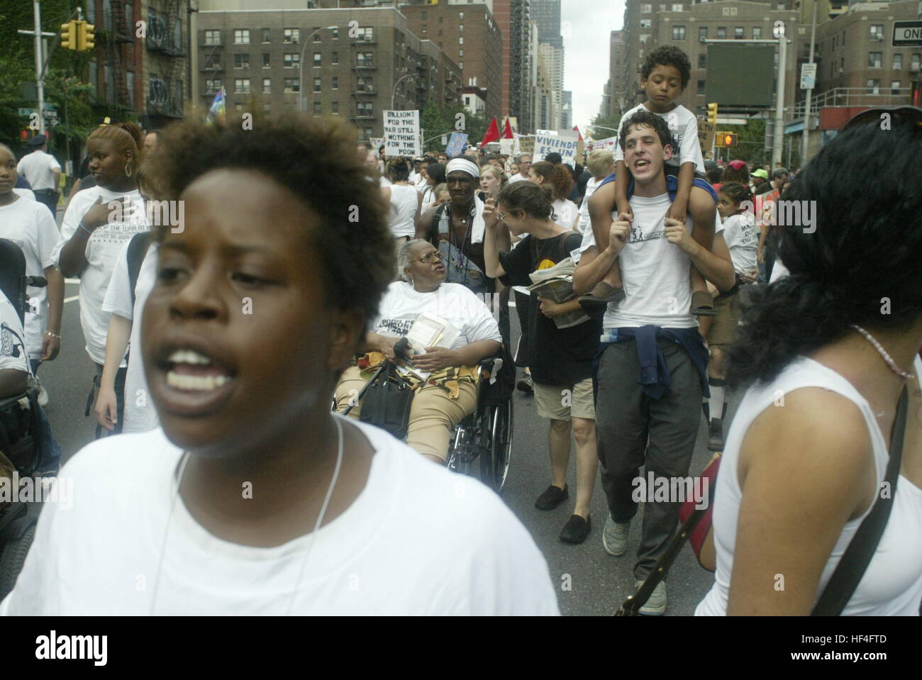 Manifestanti marzo contro George Bush, l'amministrazione repubblicana, la guerra in Iraq e per altre cause, durante la povera gente di marzo. La protesta è continuata attraverso la settimana del 2004 Convention Nazionale Repubblicana in New York City. Foto Stock