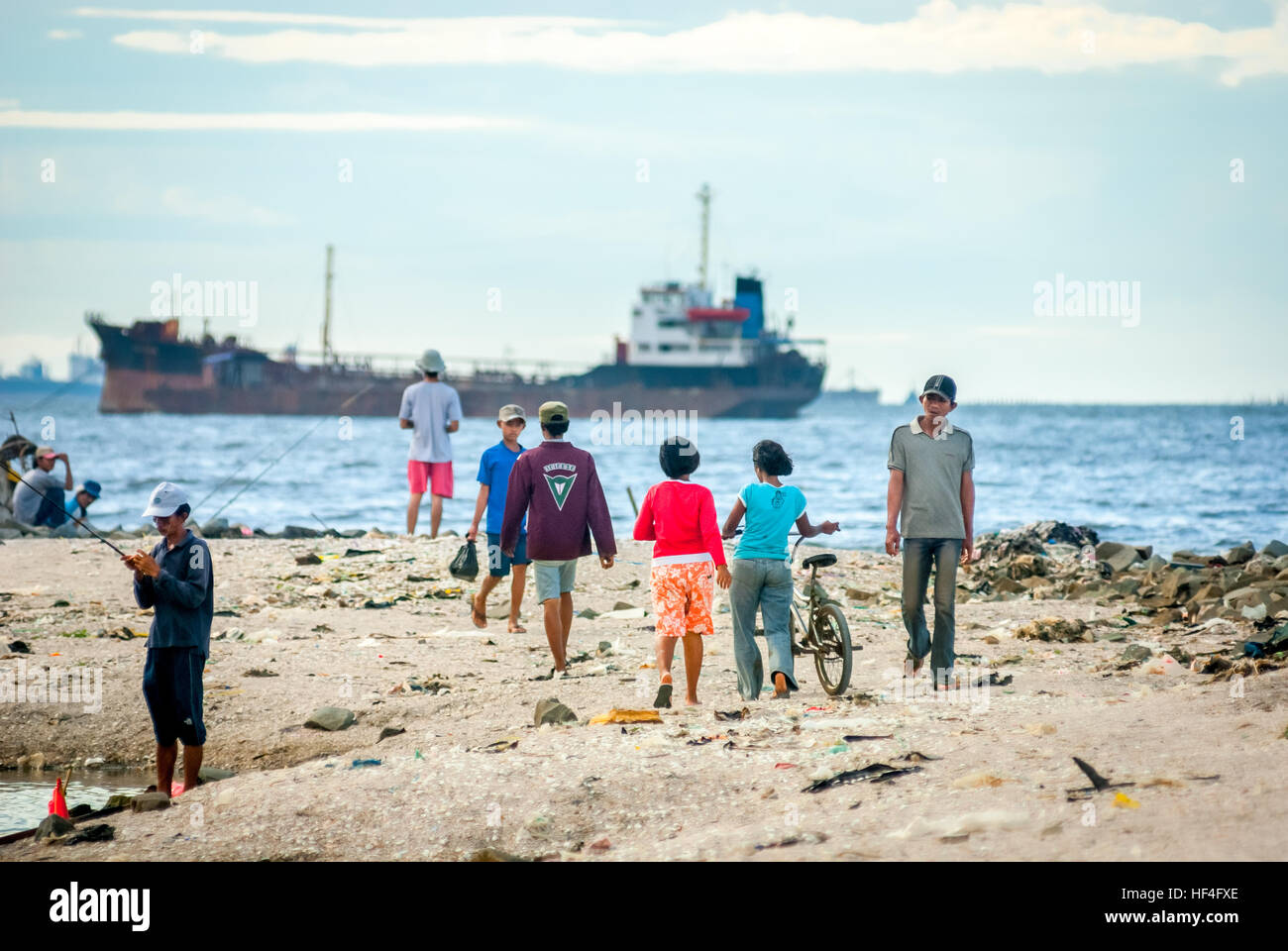 Persone che camminano su una terra bonificata a Cilincing, Giacarta, Indonesia. Foto Stock