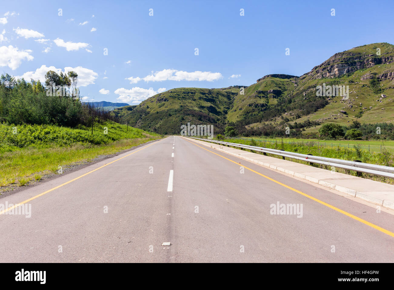 Strada centrale valle foto percorso di entrata attraverso pittoresche montagne rurale terreno di confine. Foto Stock