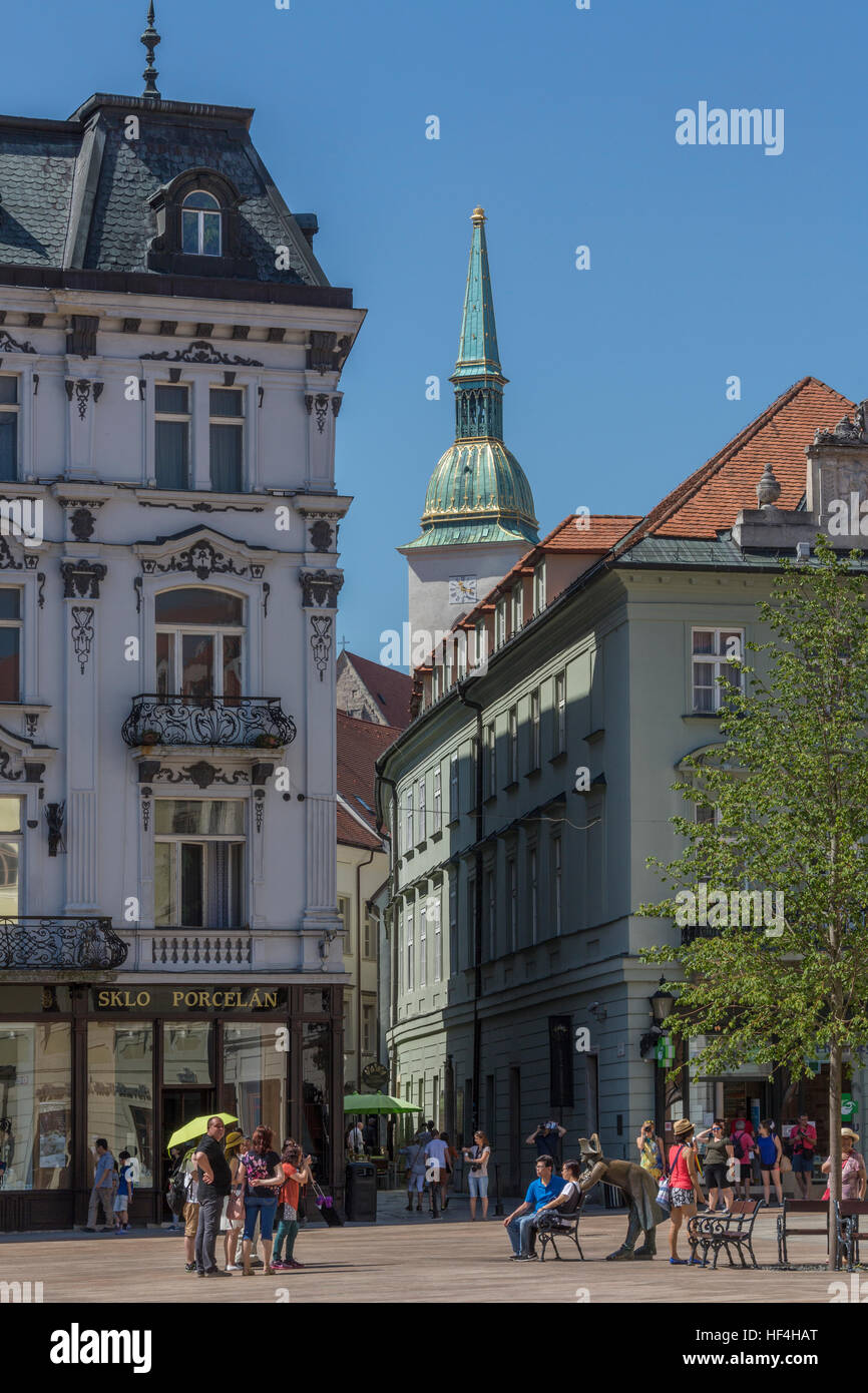I turisti nella zona vecchia della città di Bratislava in Slovacchia, con la guglia di San Martin's Cathedral in background. Foto Stock