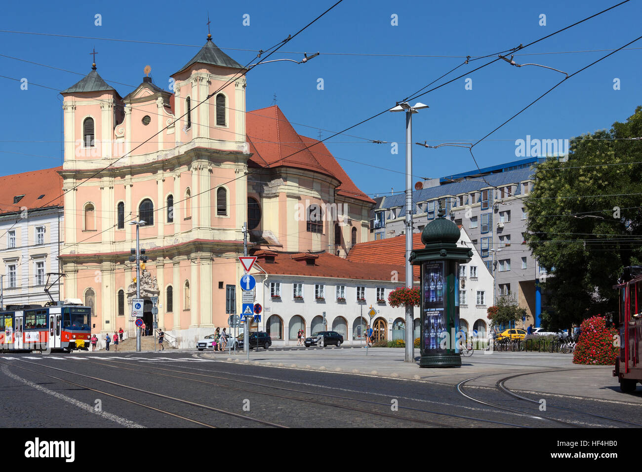 Scena di strada dalla chiesa Trinitaria nella città di Bratislava, la capitale della Slovacchia in Europa orientale. Foto Stock