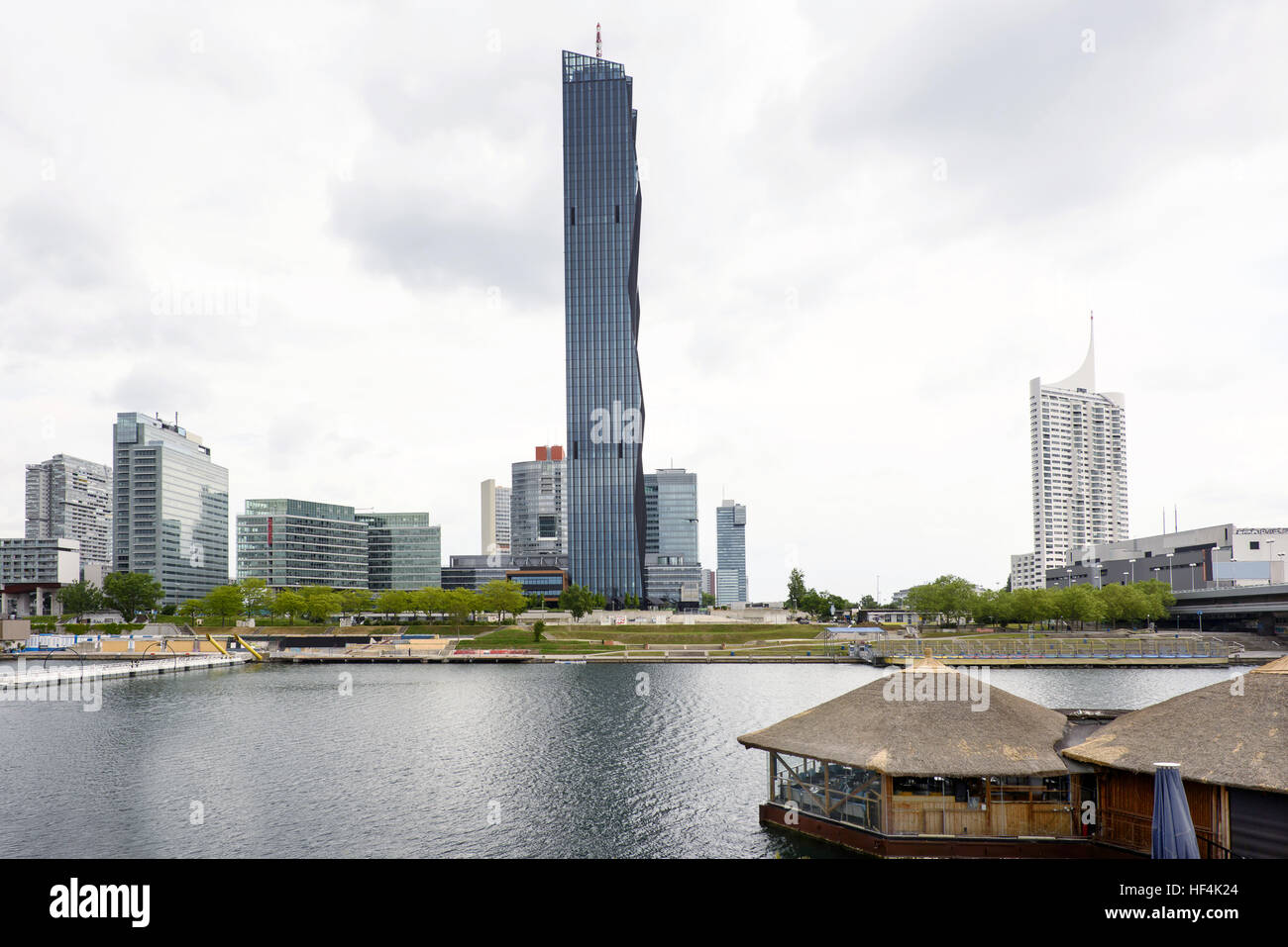 Vista sul quartiere finanziario con il fiume Danubio a Vienna, in Austria Foto Stock