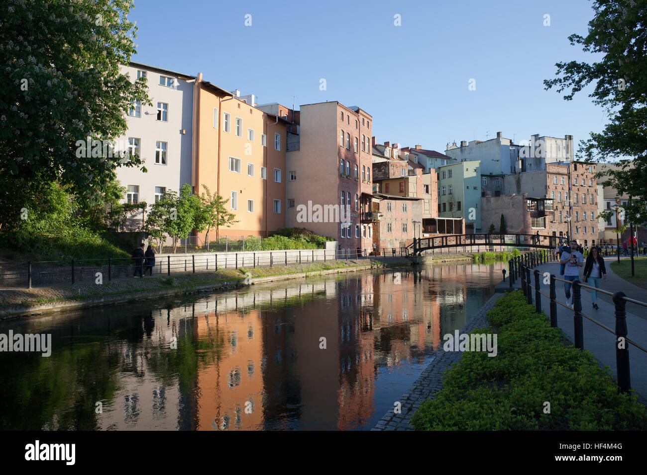 Città di Bydgoszcz in Polonia, edifici lungo il fiume Brda (Mlynowka branch), vista dal mulino Isola Foto Stock