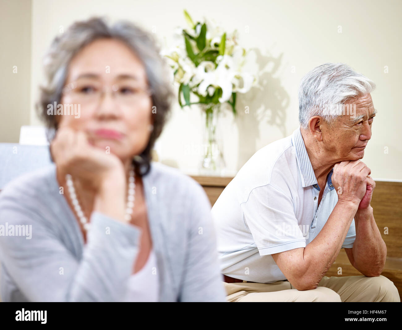Senior coppia asiatica avente rapporto problema arrabbiato con ogni altro. Foto Stock