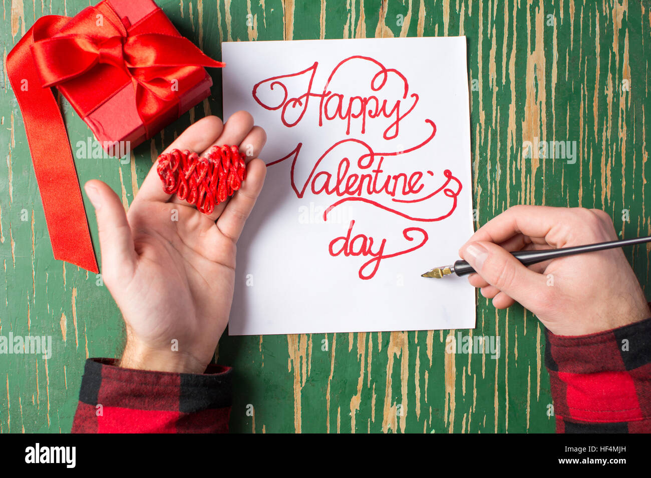 Mani maschio scrivendo una calligrafia Valentines Day card Foto Stock