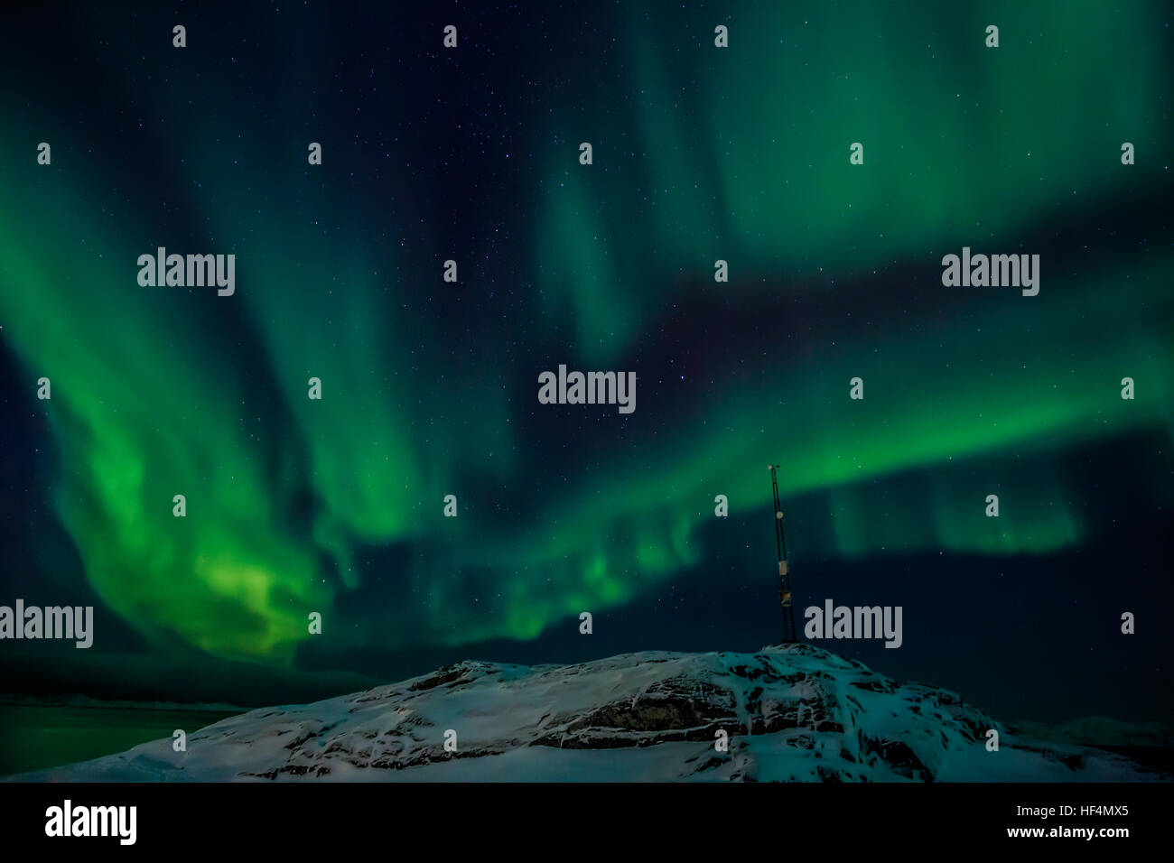 Torre della radio sulla collina e le luci del nord sul fiordo di sfondo, Nuuk Groenlandia Foto Stock