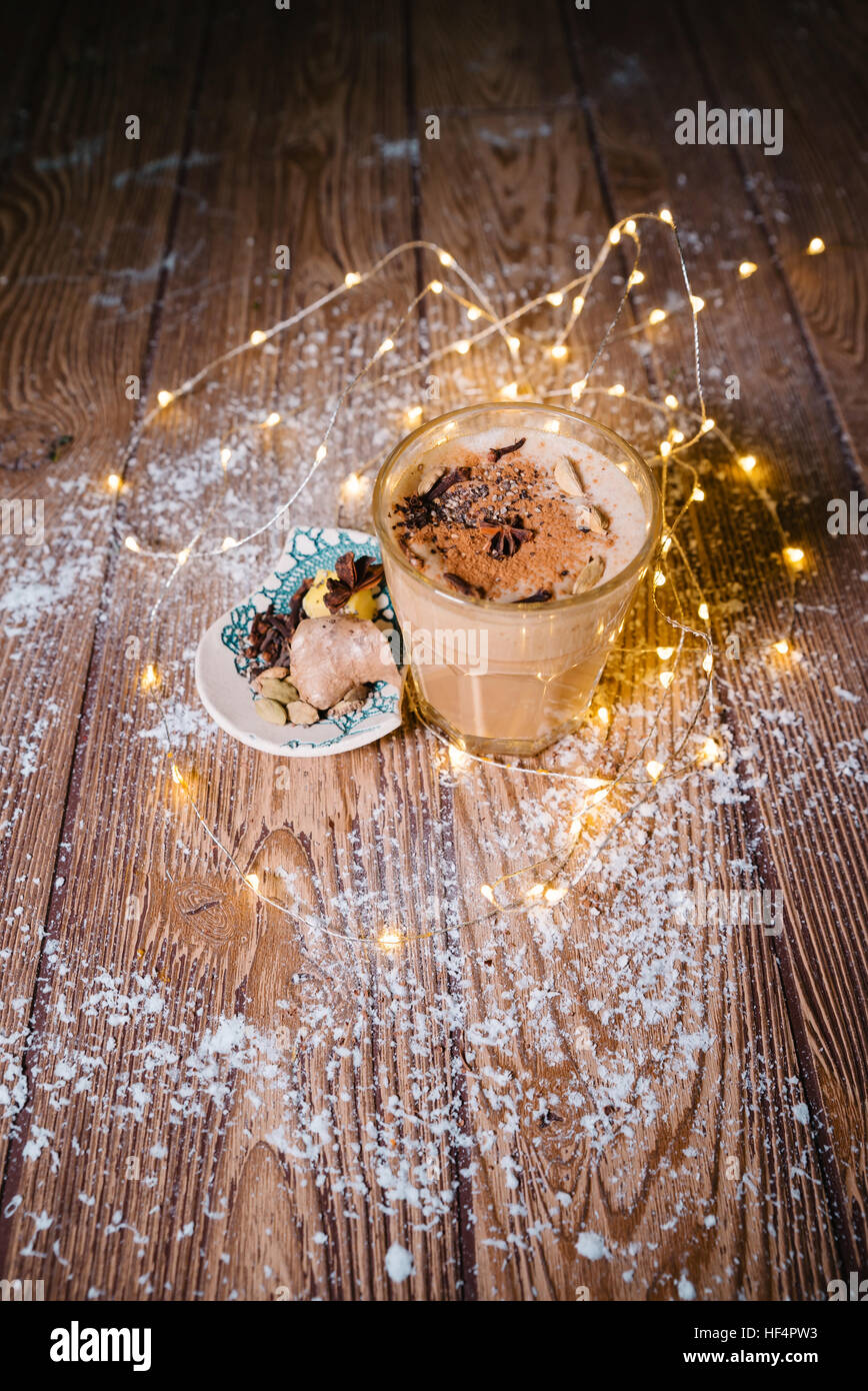 Il miele di ghiaccio pumpkin spice latte con panna montata alla tonificazione. messa a fuoco selettiva Foto Stock