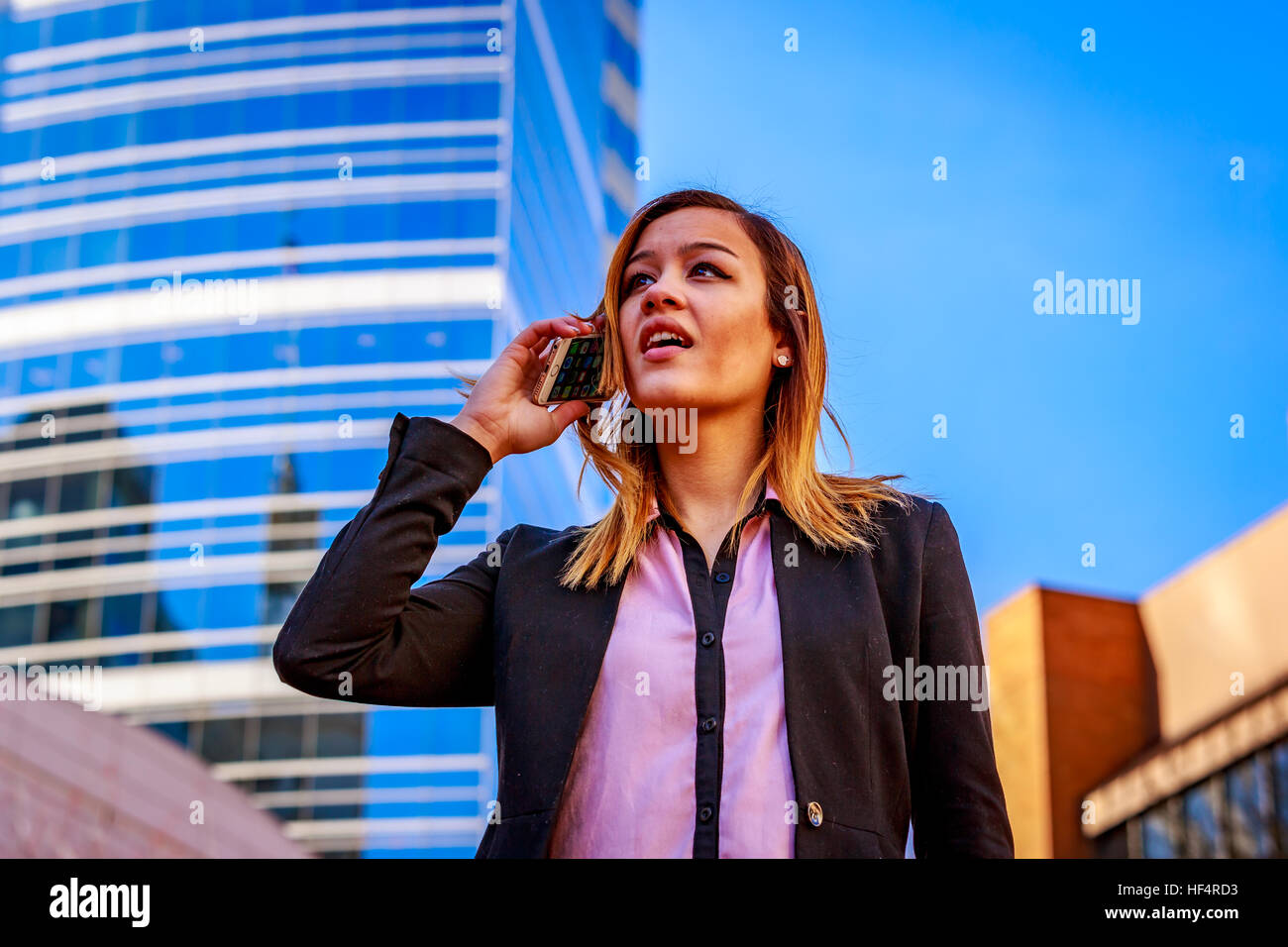 Moderno ritratto di una giovane professionista business donna. Foto Stock