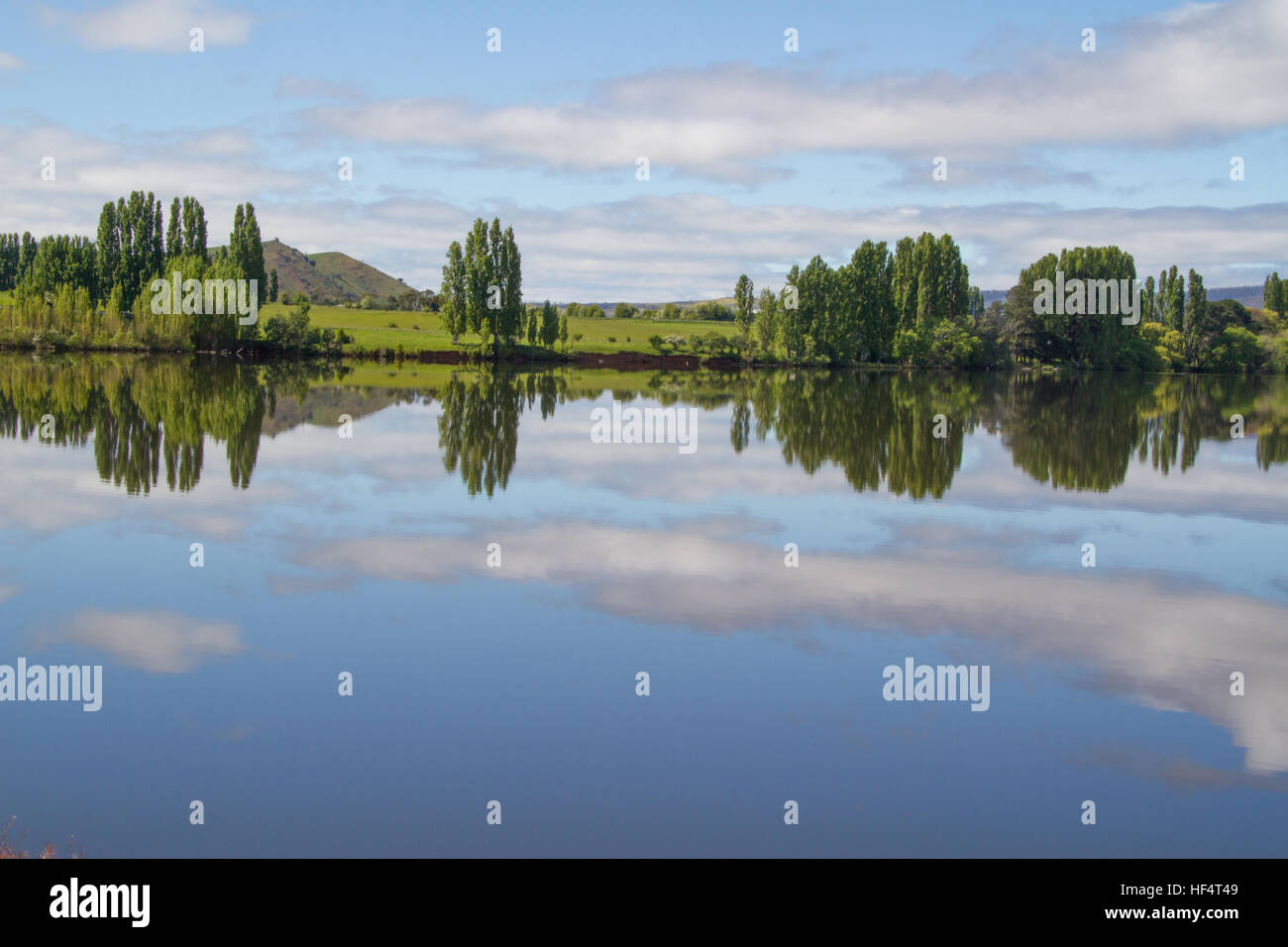 Riflessi su un lago della Tasmania Foto Stock