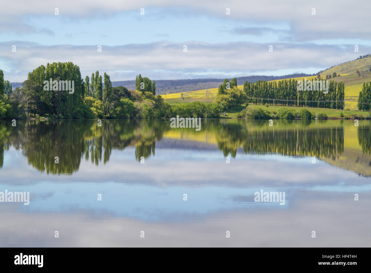 Riflessioni su un lago della Tasmania Foto Stock