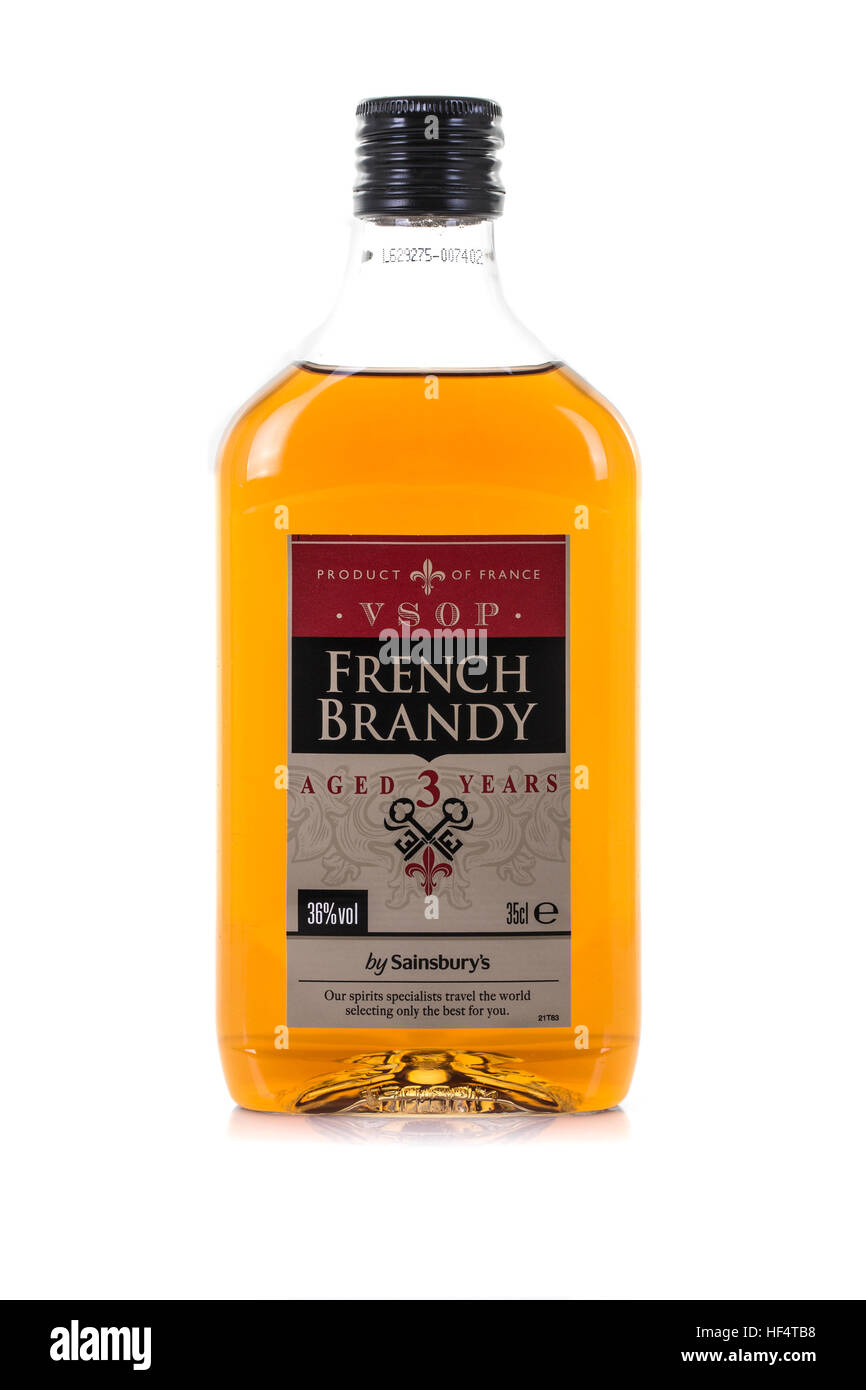 Bottiglia di Sainsburys brandy francese su sfondo bianco Foto Stock