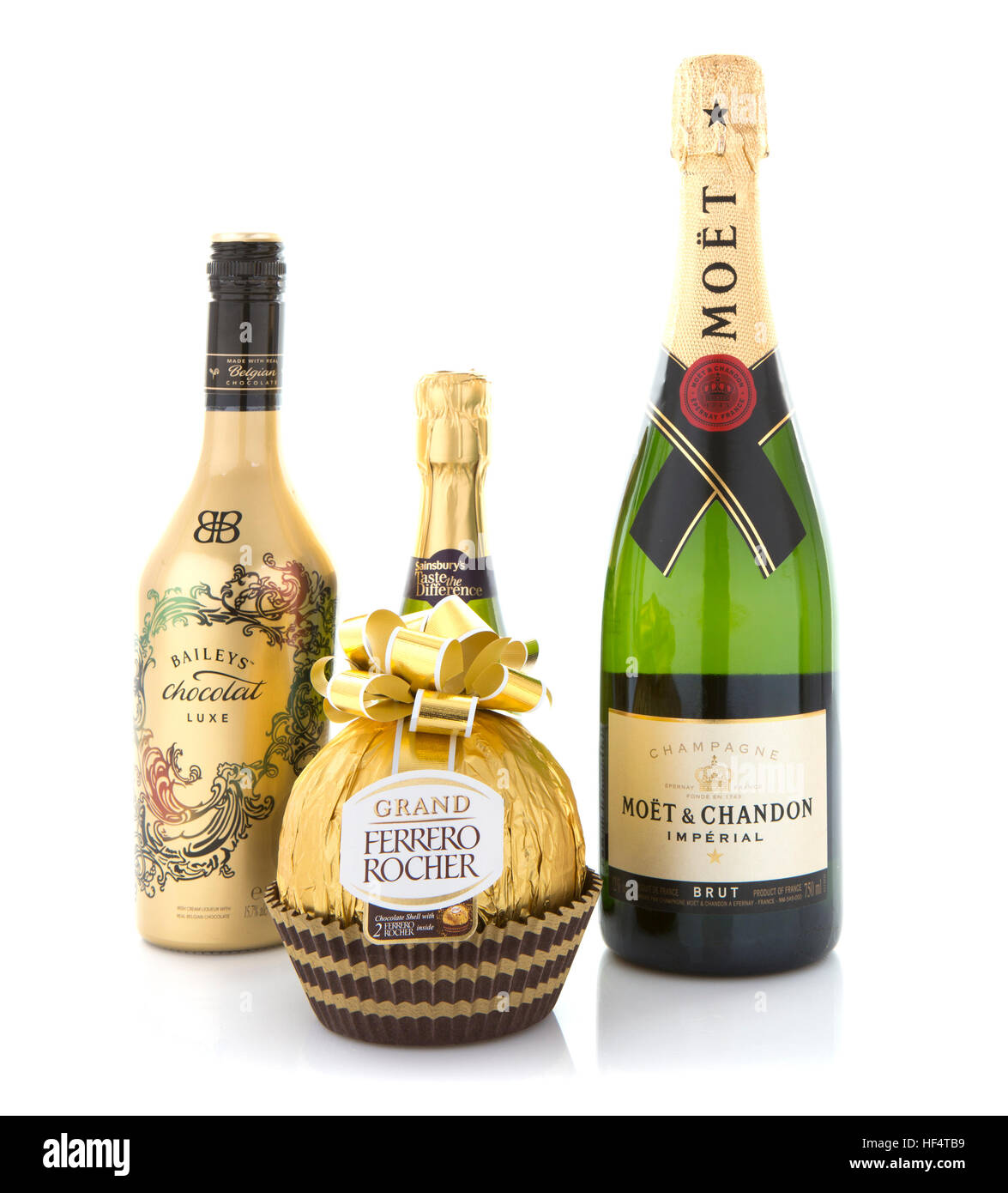 Moet and Chandon Brut Imperial champagne, Ferrero Rocher e Baileys cioccolato Luxe su sfondo bianco Foto Stock