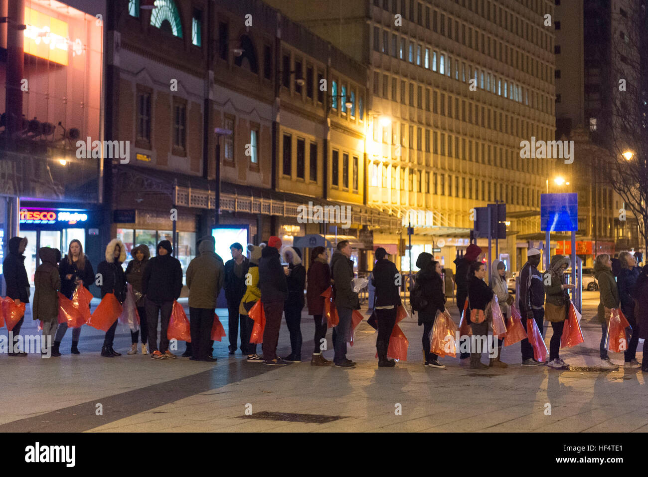 Shoppers coda fuori il prossimo negozio di Queen Street, Cardiff, da 1am per la prossima boxing day vendita. Foto Stock
