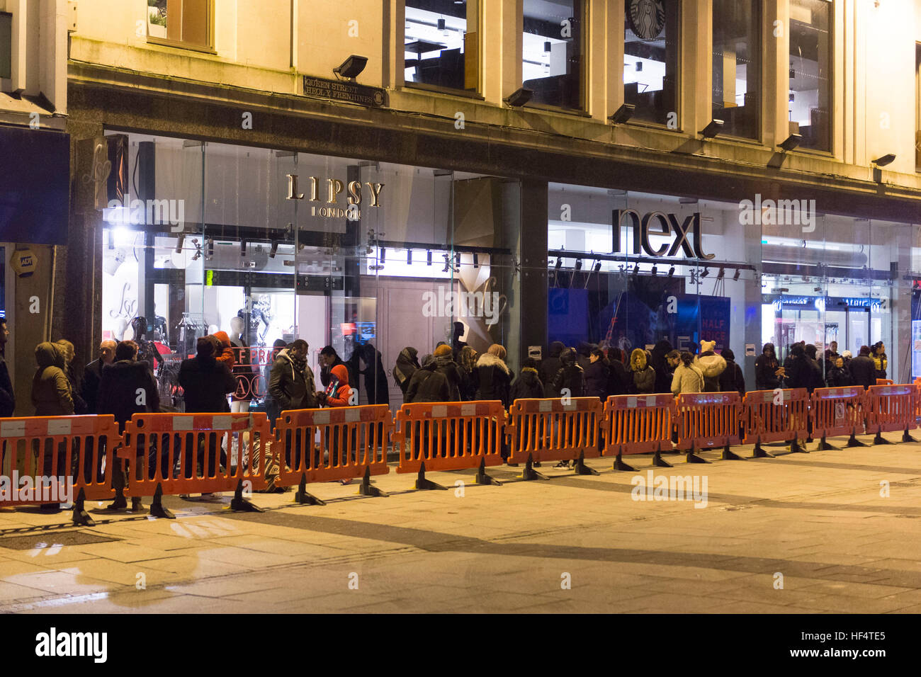 Shoppers coda fuori il prossimo negozio di Queen Street, Cardiff, da 1am per la prossima boxing day vendita. Foto Stock