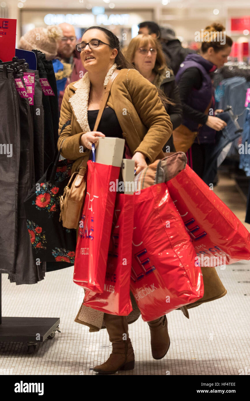 Shoppers coda fuori il prossimo negozio di Queen Street, Cardiff, da 1am per la prossima boxing day vendita. Foto Stock