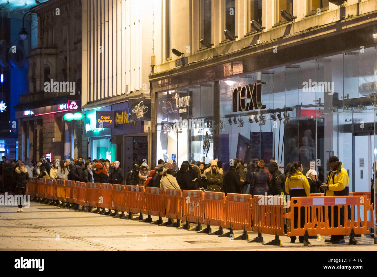 Shoppers coda fuori il prossimo negozio di Queen Street, Cardiff, da 1am per la prossima boxing day vendita. Foto Stock