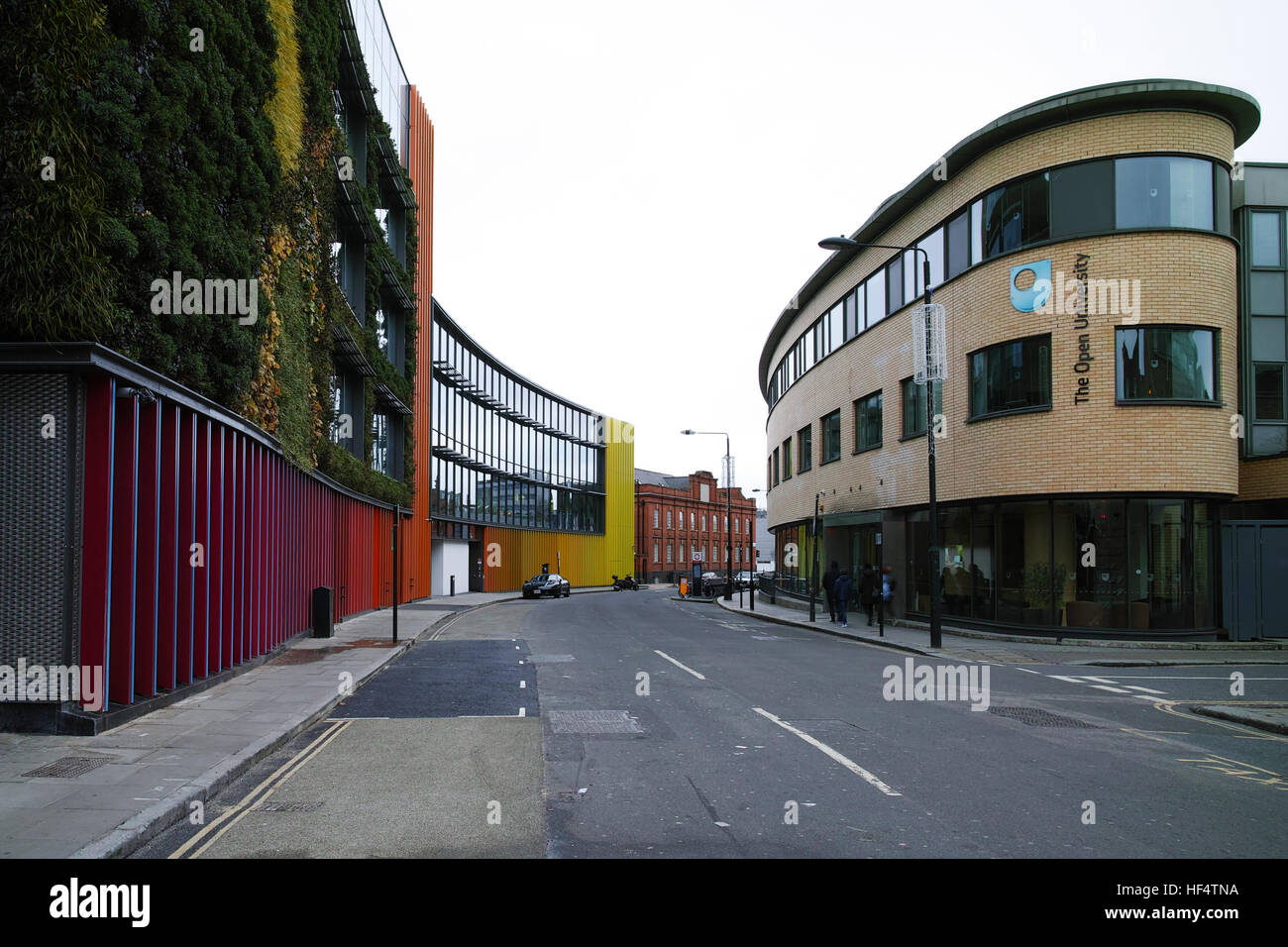 MTV Studio muro vivente e Open University di costruzione su Hawley Mezzaluna in Camden Town vuota di persone Foto Stock