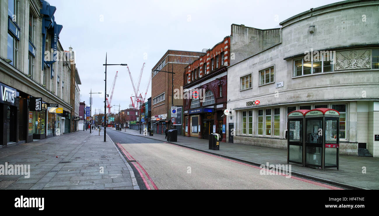 Svuotare Camden Town a Hampstead Road con nessun popolo perché è il giorno di Natale e il tutto è chiuso. Foto Stock