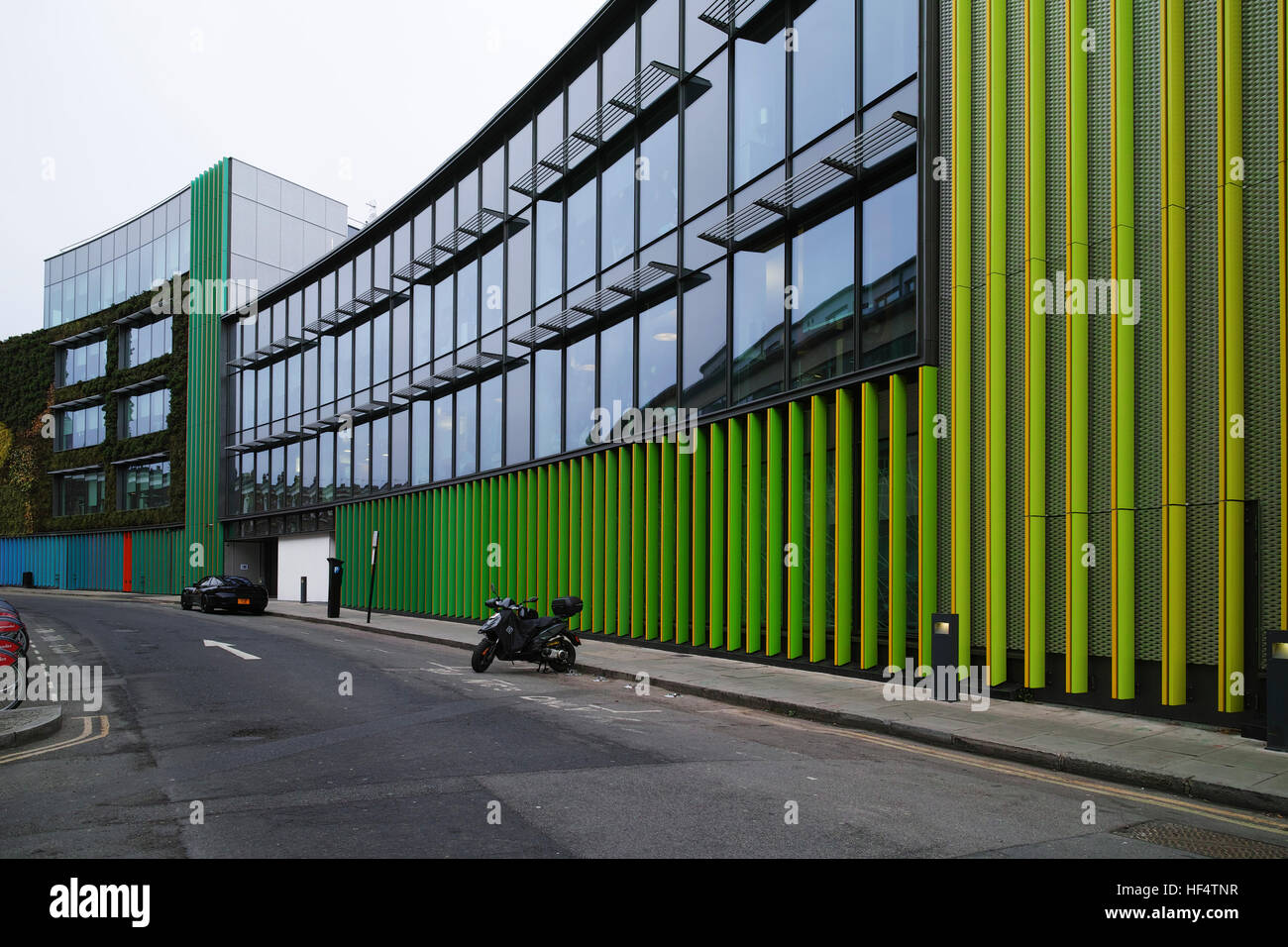 MTV studios in Hawley Crescent Camden town poiché il recente completamento dell'estensione è terminato con un muro vivente. Foto Stock