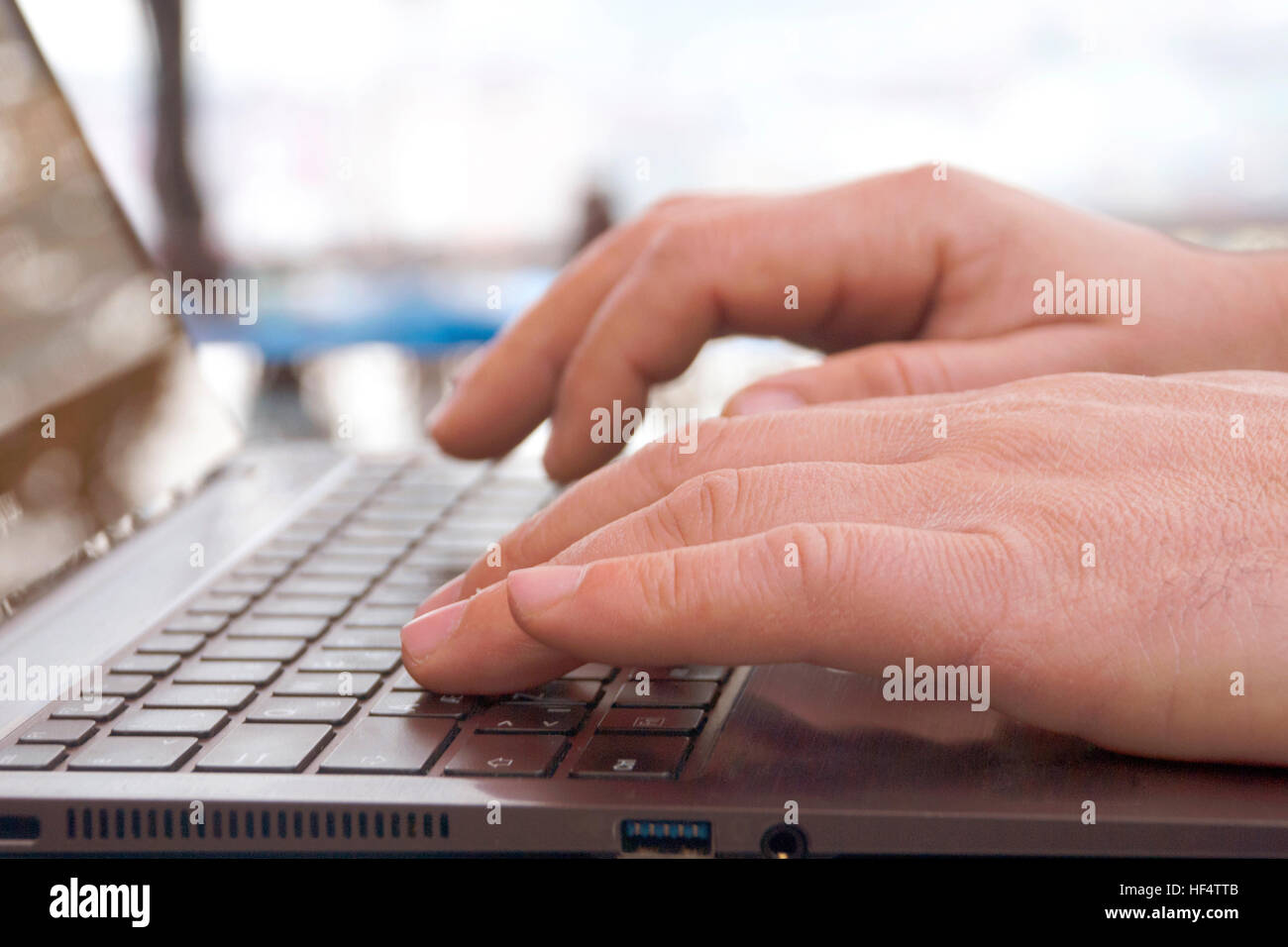 Le mani la digitazione sul computer portatile Foto Stock