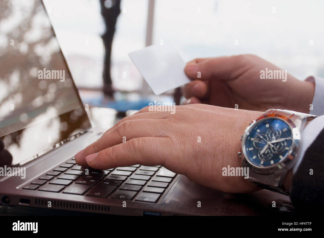 Imprenditore è lo shopping su un portatile con un'azienda carta di credito Foto Stock