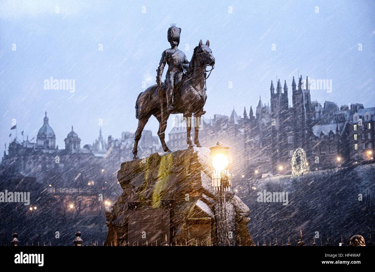 Il Royal Scots Grays monumento su Edinburgh Princes Street ottiene una copertura di neve sul Boxing Day mattina. Foto Stock