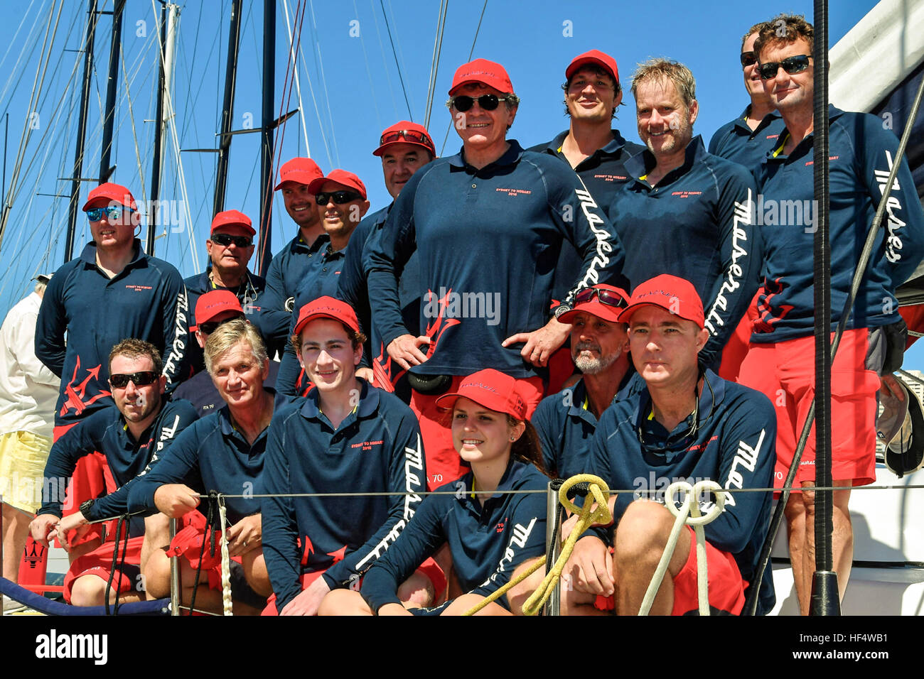 Sydney, Australia. Il 26 dicembre, 2016. Equipaggio di Jim Cooney "aserati' raffigurato a bordo prima della partenza della Rolex Sydney Hobart Yacht Race con lo sparo di un cannone di partenza alle 13.00 nel porto di Sydney a Boxing Day, 26 dicembre. © Hugh Peterswald/Pacific Press/Alamy Live News Foto Stock