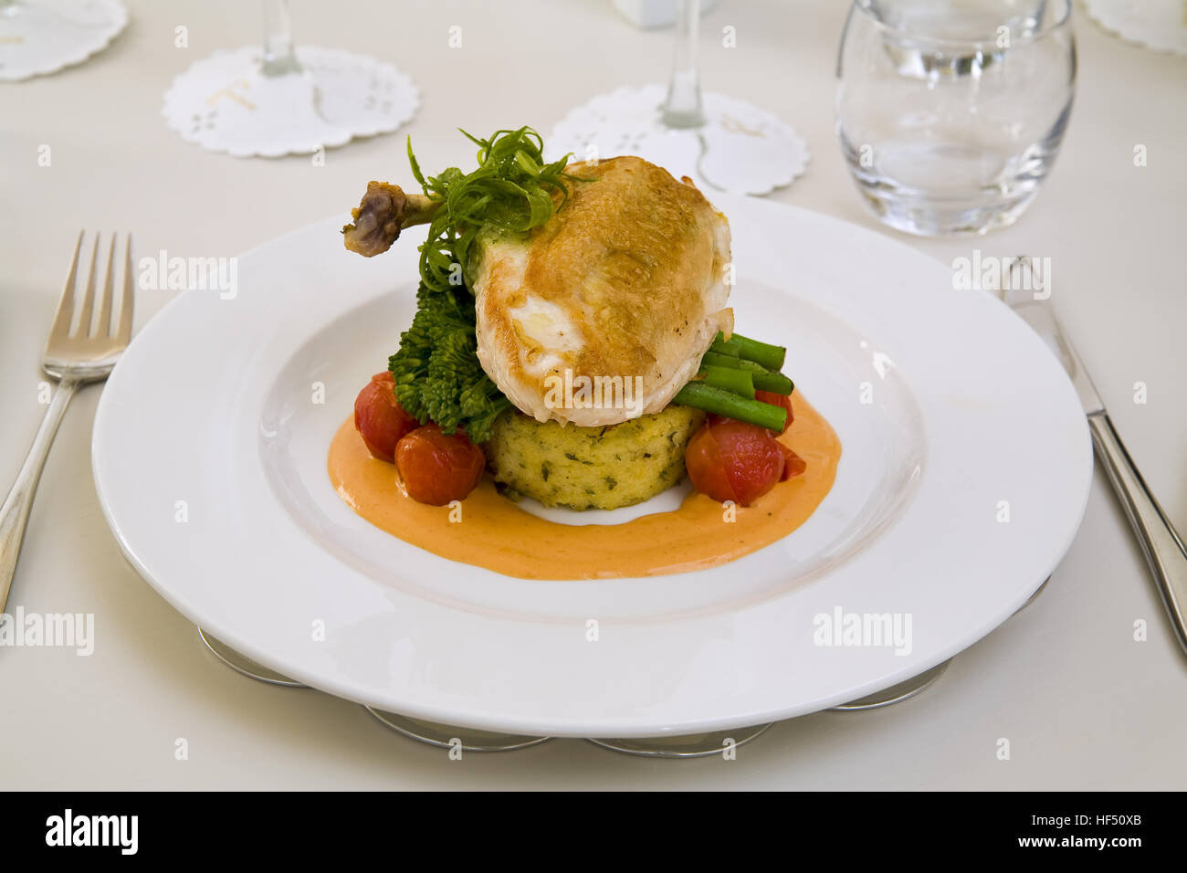 La Nouvelle cuisine è servita nel ristorante posto impostazione Foto Stock