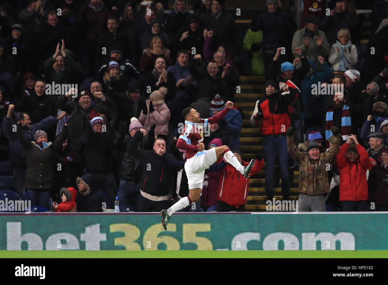 Burnley's Andre grigio punteggio celebra il suo lato del primo obiettivo del gioco durante il match di Premier League a Turf Moor, Burnley. Foto Stock