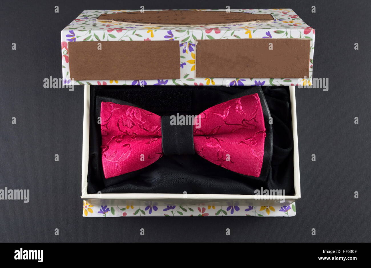 Red bow tie in un presente casella su sfondo nero Foto Stock