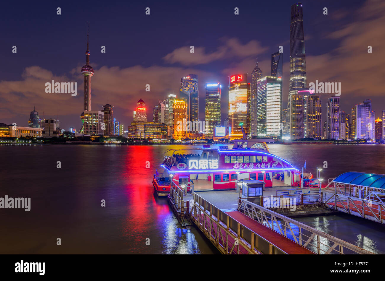 Vista notturna del Fiume Huangpu - Una vista serale di Shanghai fiume Huangpu a un dock per una gita sul fiume crociere, Shanghai, Cina. Foto Stock