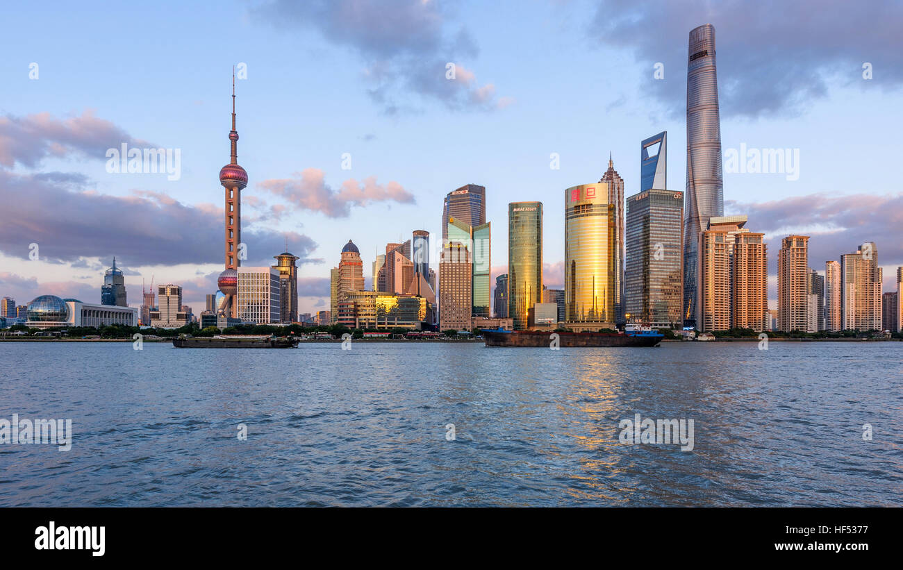 Lo skyline di Shanghai - Una vista al tramonto di Shangai skyline di suoi moderni grattacieli in Lujiazui Pudong New Area, Shanghai, Cina. Foto Stock