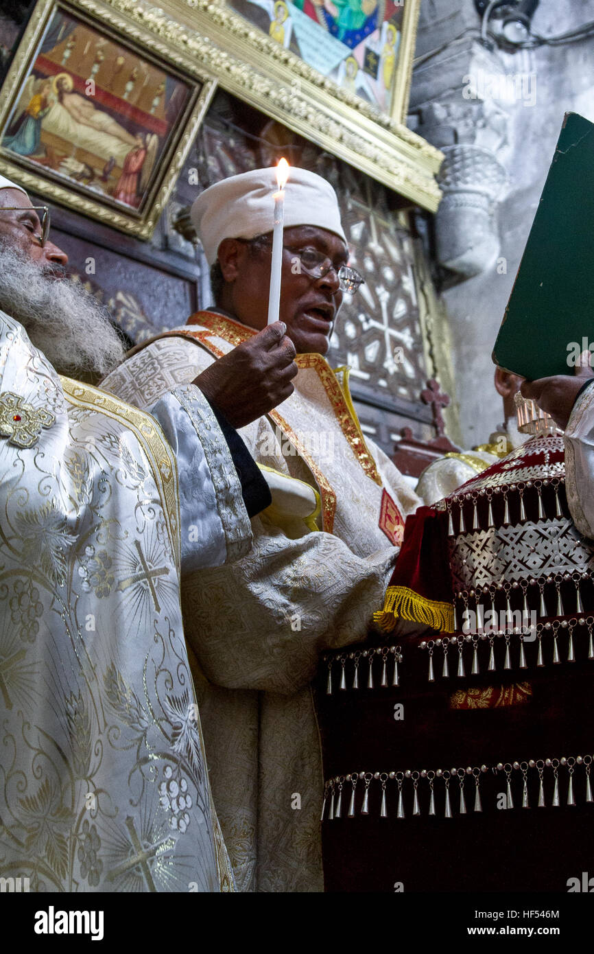 Gerusalemme, Israele - 17 dicembre 2010: monaci etiope performe liturgia nella cappella etiope nella chiesa del Santo Sepolcro di Gerusalemme. Foto Stock