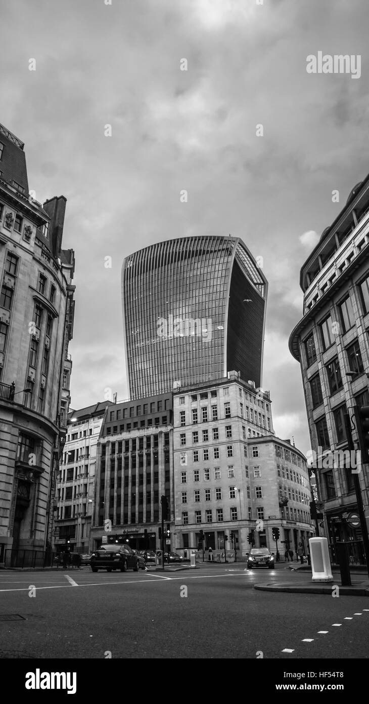 Colpo di un edificio in bianco e nero nella zona centrale Foto Stock