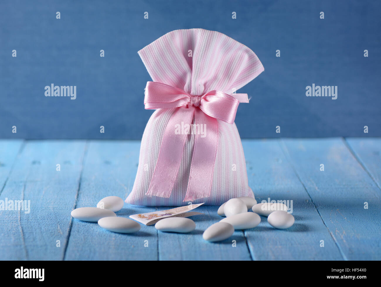 Confetti per il battesimo sulla tabella blu Foto Stock