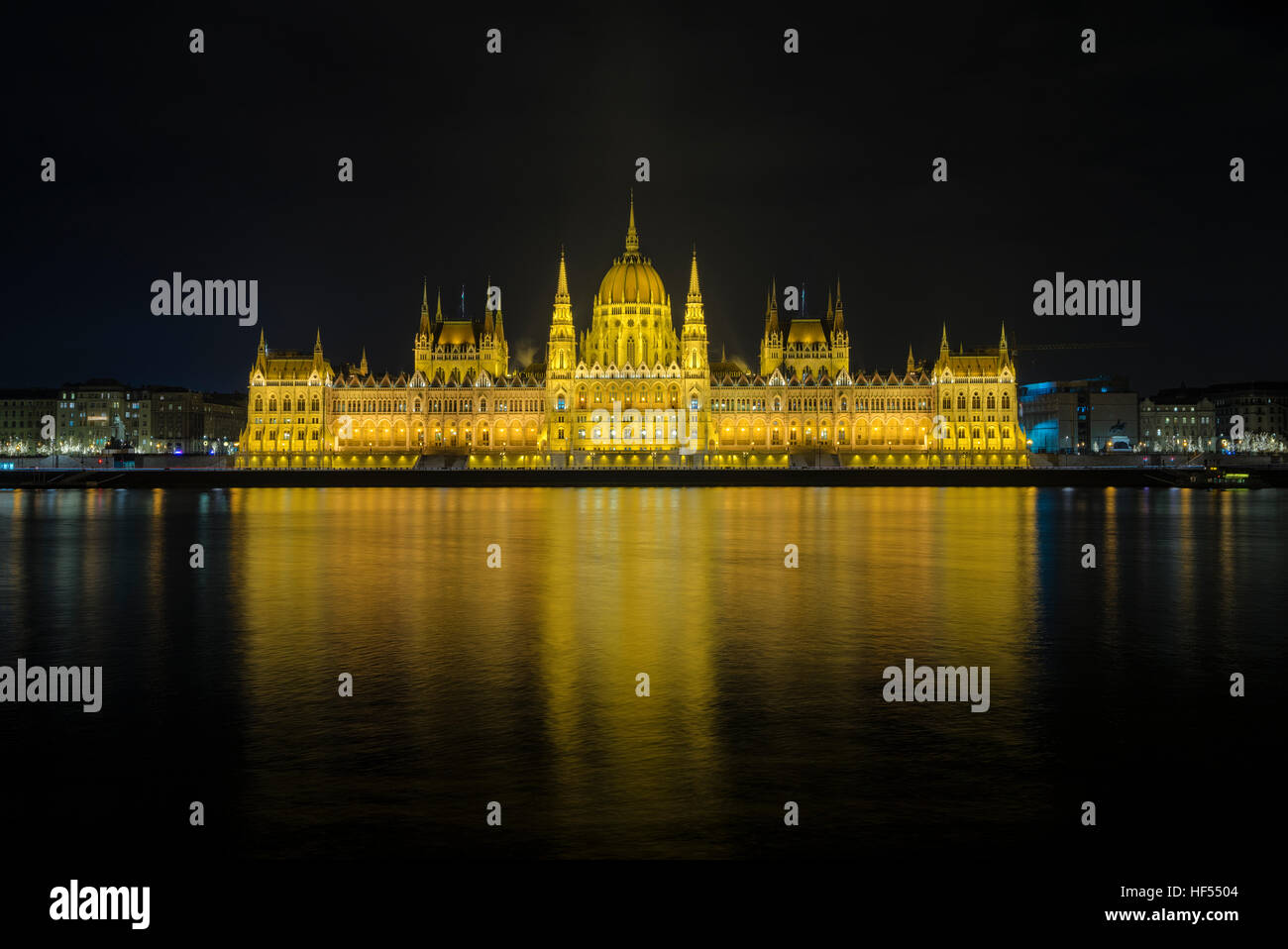 Il punto di vista del Parlamento ungherese edificio accanto Fiume Danubio a Budapest, Ungheria durante la notte. Foto Stock