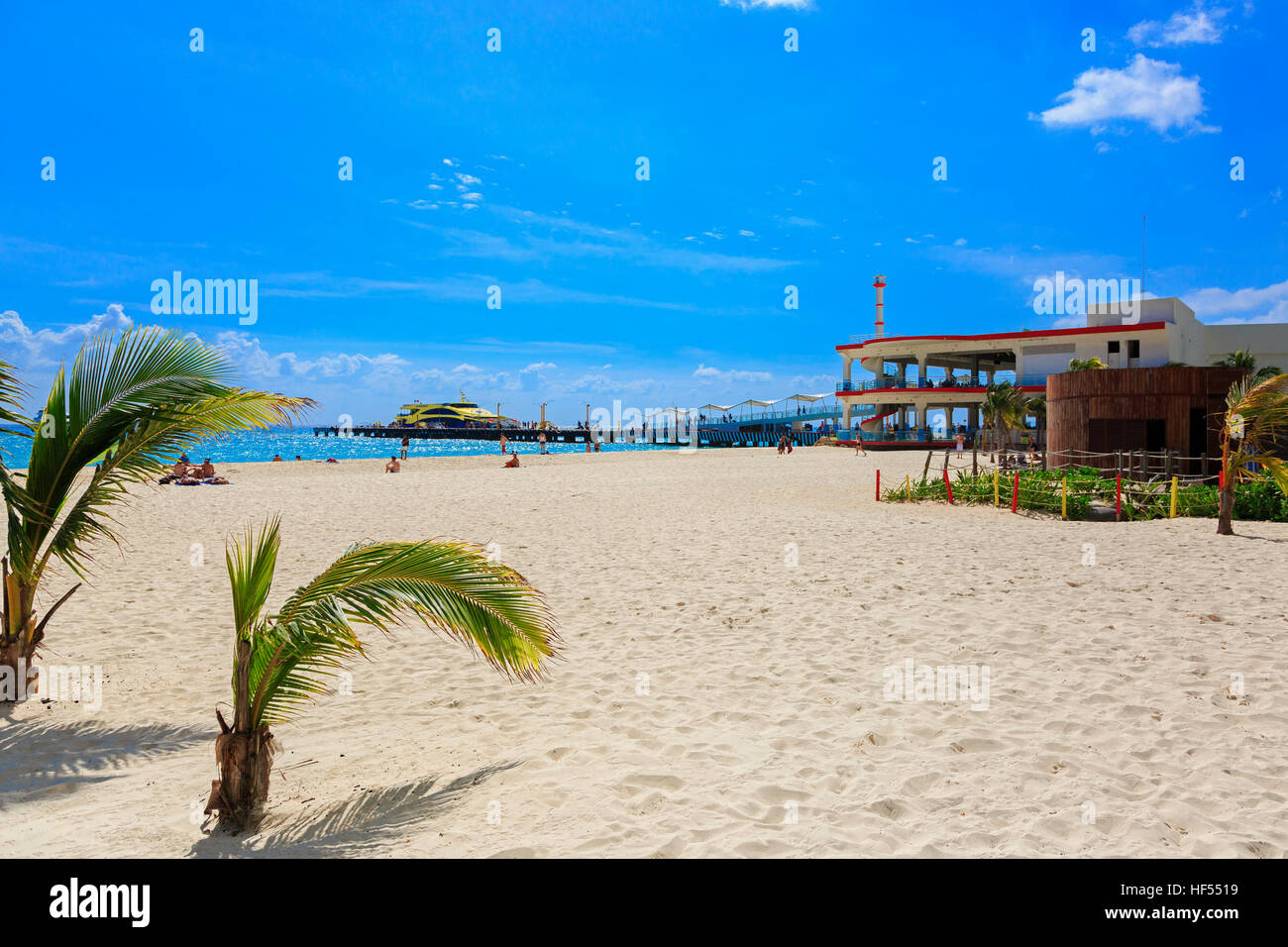 Beacha e pier a Playa del Carmen e Riviera Maya, vicino a Cancun, Messico. Foto Stock