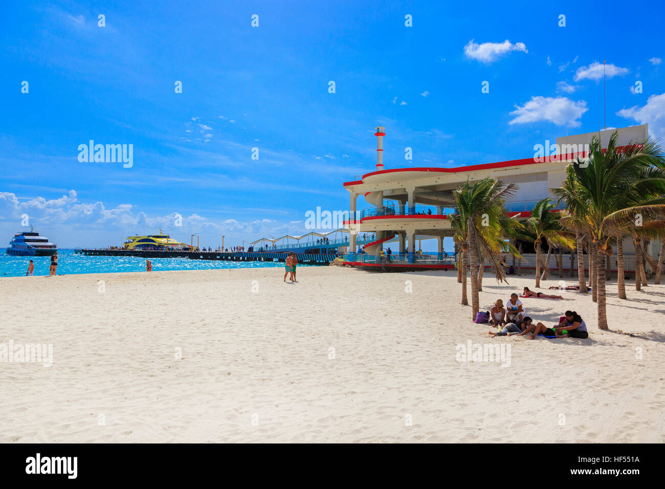 Beacha e pier a Playa del Carmen e Riviera Maya, vicino a Cancun, Messico. Foto Stock
