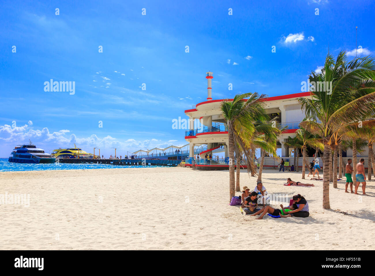 La spiaggia e il molo a Playa del Carmen e Riviera Maya, vicino a Cancun, Messico. Foto Stock