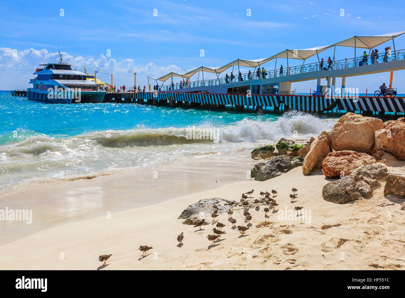 La spiaggia e il molo a Playa del Carmen e Riviera Maya, vicino a Cancun, Messico. Foto Stock