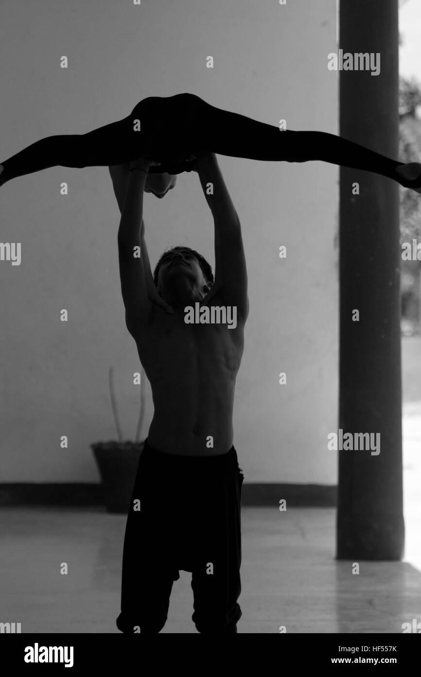 Studente pratica di ballerini danza presso la Benny più scuola di arti di Cienfuegos Cuba Foto Stock
