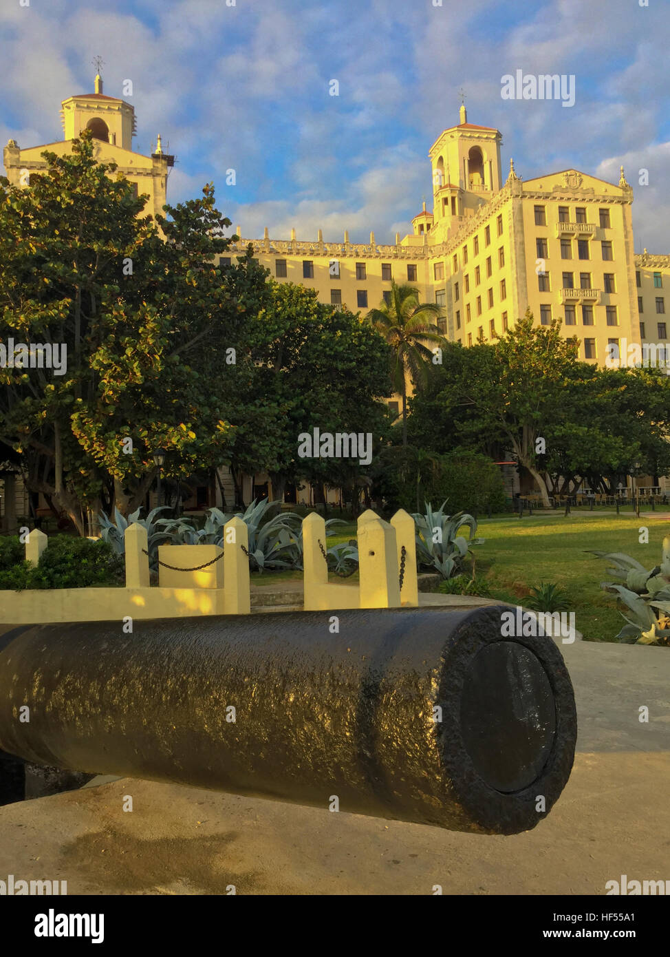 Sunrise al Hotel Nacional de Cuba a L'Avana, Cuba con un canon come primo piano. Foto Stock
