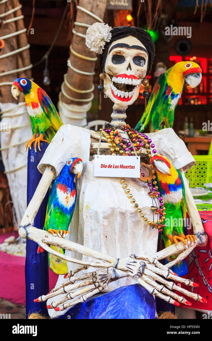 Legno e plastica con scheletro pappagalli artificiale, utilizzato per celebrare il 'Day del morto", Dia de los Muertos, Playa del Carmen e Riviera Maya, Mexi Foto Stock