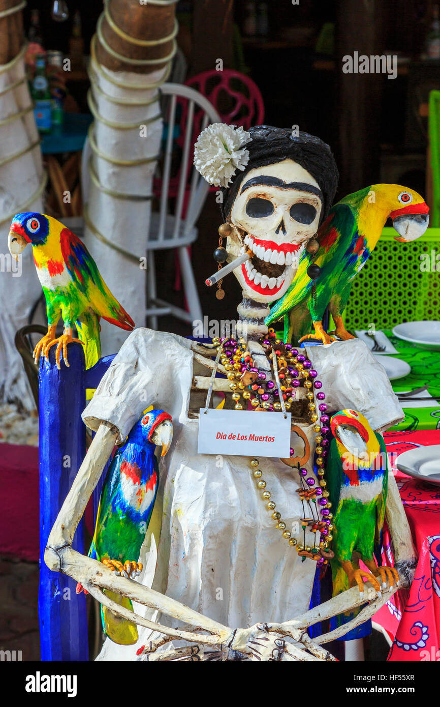 Legno e plastica con scheletro pappagalli artificiale, utilizzato per celebrare il 'Day del morto", Dia de los Muertos, Playa del Carmen e Riviera Maya, Mexi Foto Stock