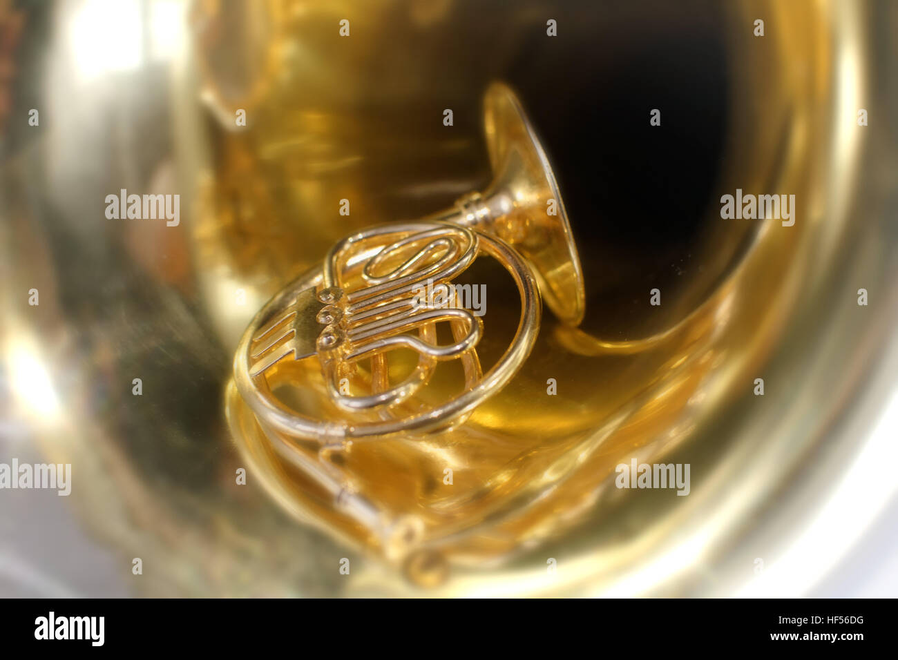 Corno francese statuetta in un corno francese campana Foto Stock