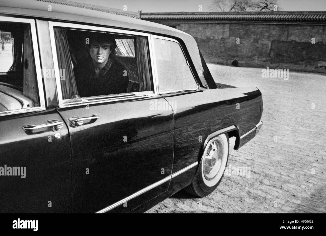 George Michael degli Wham! Nel Governo Cinese Limo, al foto chiamata alla Città Proibita di Pechino in Cina. Wham! Tour di Hong Kong & Cina 1985 Foto Stock