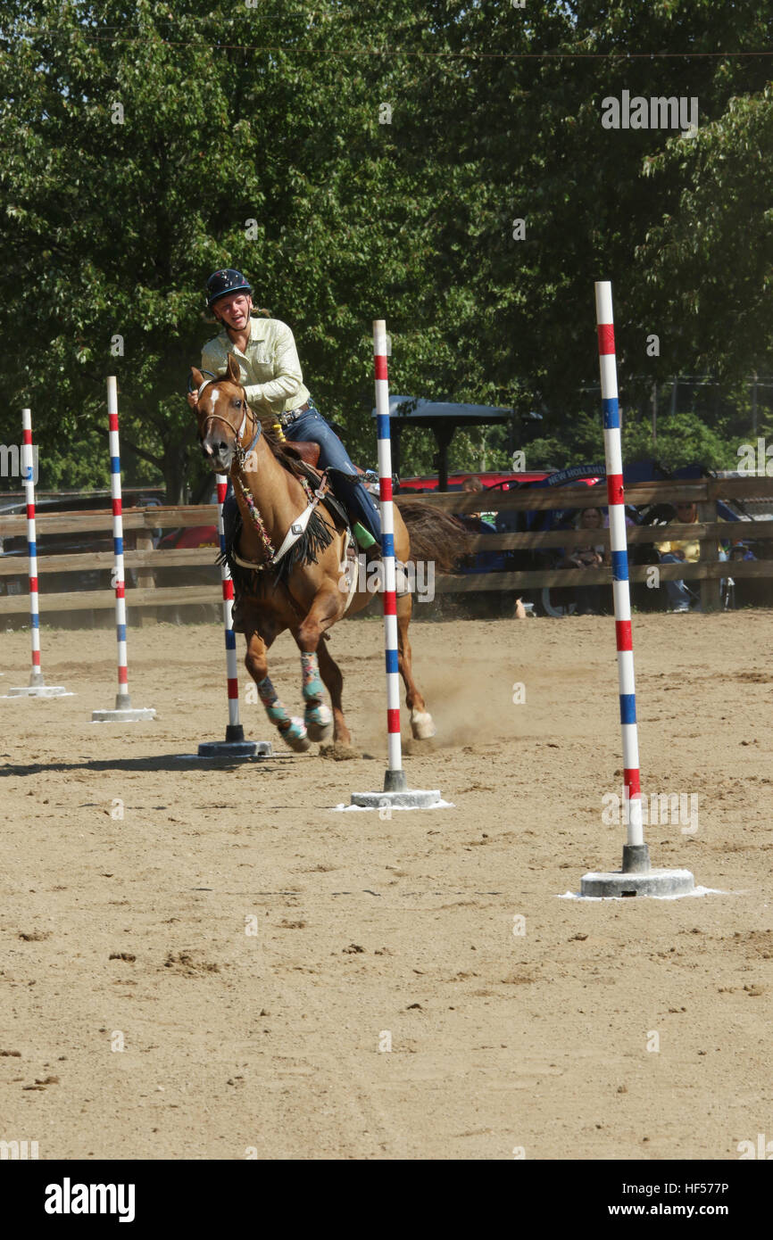 Ragazza adolescente in sella ad un cavallo in pole di gara. Canfield fiera. Mahoning County Fair. Canfield, Youngstown, Ohio, Stati Uniti d'America. Foto Stock