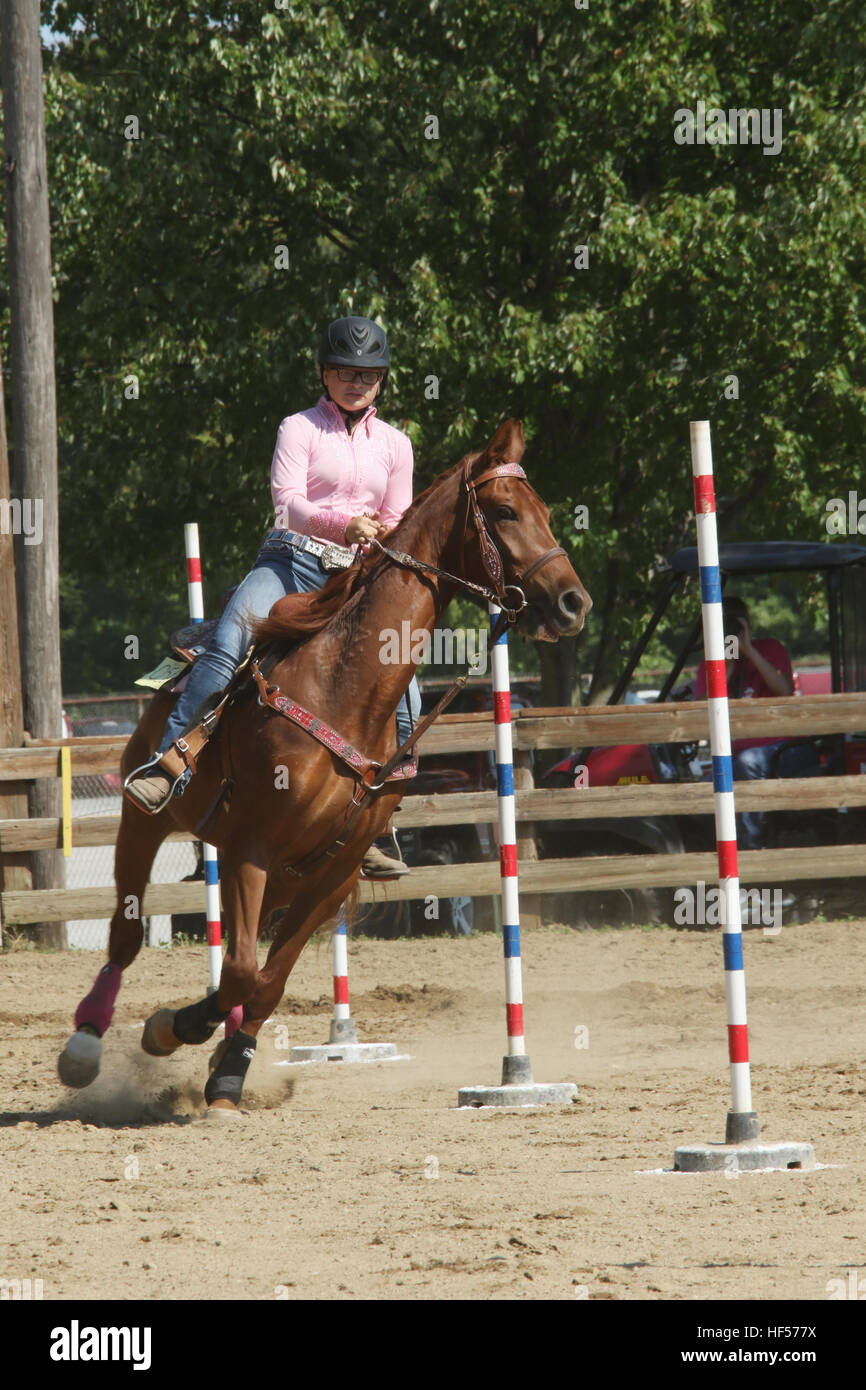 Ragazza adolescente in sella ad un cavallo in pole di gara. Canfield fiera. Mahoning County Fair. Canfield, Youngstown, Ohio, Stati Uniti d'America. Foto Stock