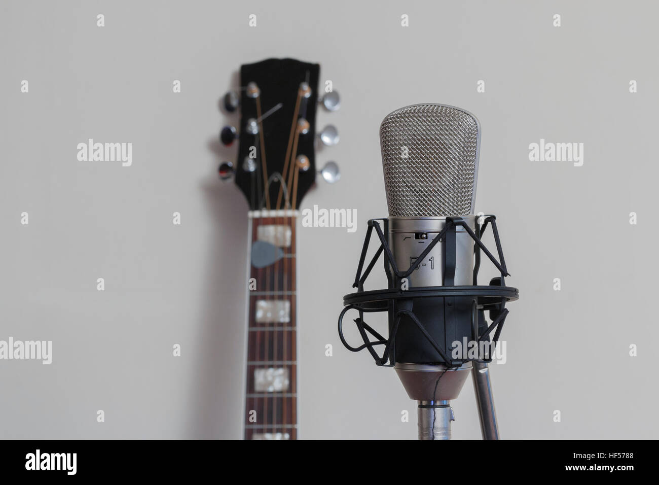 Un studio microfono e un collo per chitarra Foto Stock