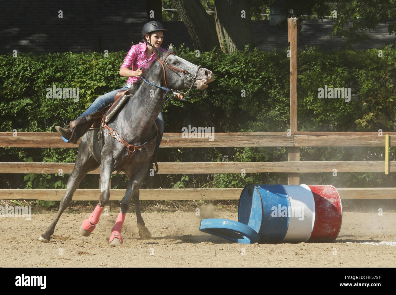 Ragazza adolescente in sella ad un cavallo in una corsa della botte. Canfield fiera. Mahoning County Fair. Canfield, Youngstown, Ohio, Stati Uniti d'America. Foto Stock